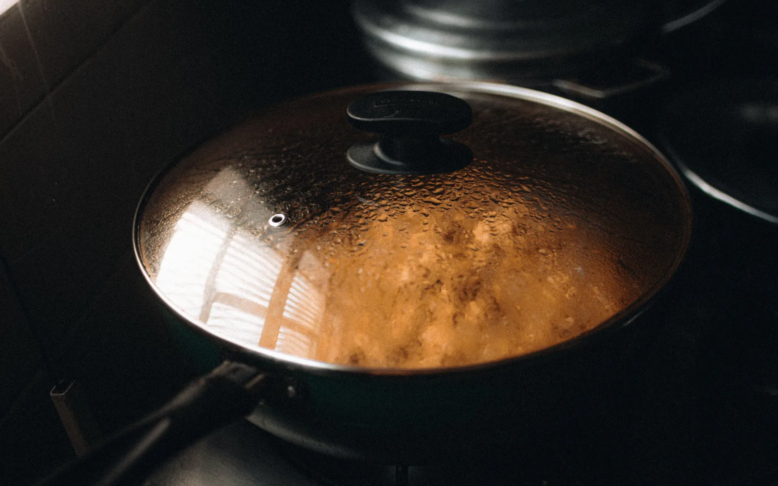 Préparation d’une cuisson vapeur et dressage d’un bouillon parfumé